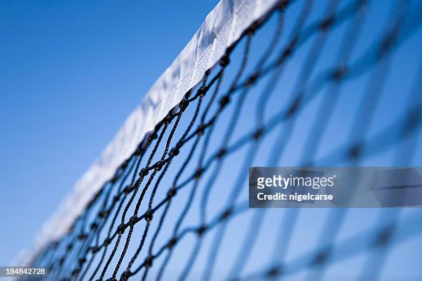 nahaufnahme von tennis net mit geringe tiefenschärfe - tennisnetz stock-fotos und bilder