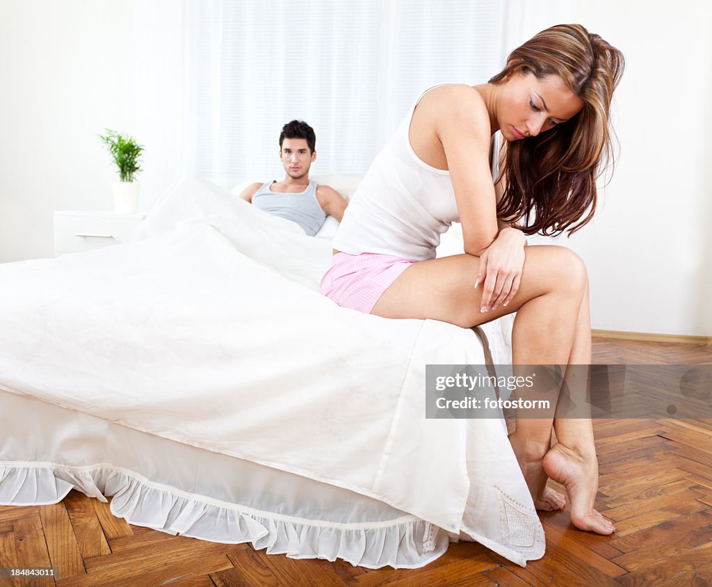 若いカップルがベッドルームには、男女間の問題