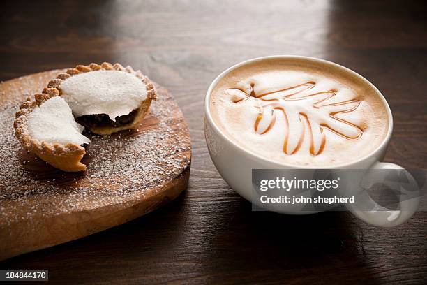 mincepie mit cofee und weihnachtsbaum geformt caramel - christmas mince pies stock-fotos und bilder