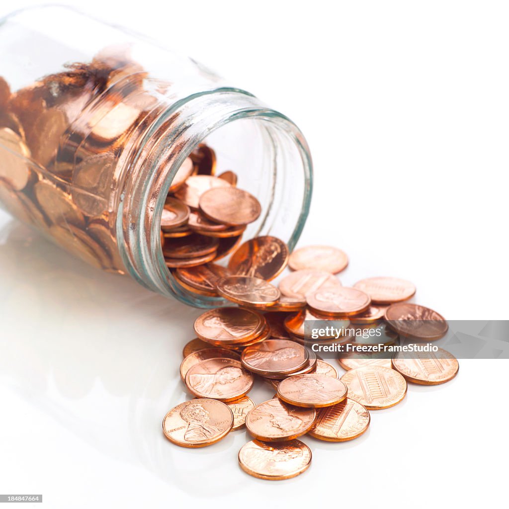 Gefäß mit glänzenden uns pennies Verschütten auf refective Weiß