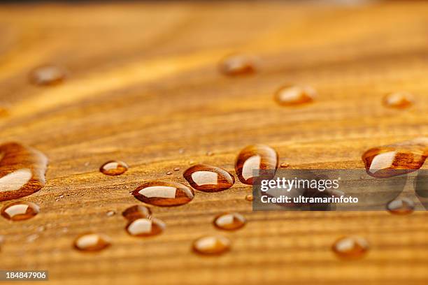 protégé de bois après la pluie-gouttes d'eau recouverte - motif wax photos et images de collection