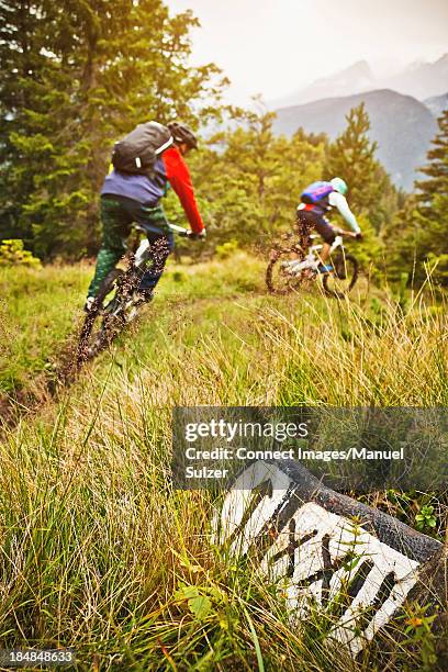 Mountain Biking Couple Riding Dirt Trail, Foto de stock