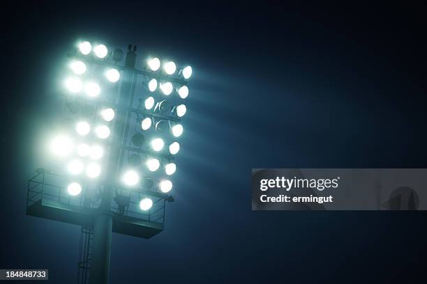 stadion lichter – ansicht von vorne - stadion flutlicht stock-fotos und bilder