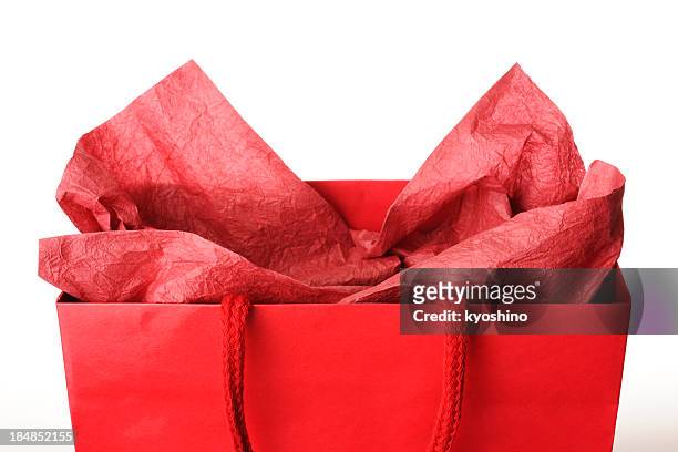 nahaufnahme von roten einkaufstasche mit dekoration auf weißem hintergrund - geschenktüte einwickelpapier stock-fotos und bilder