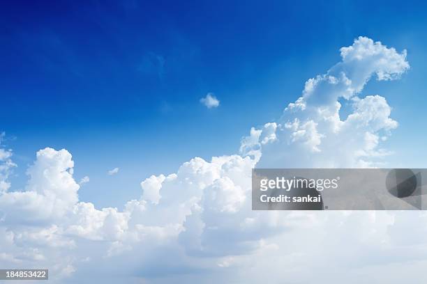 天然の青い空に雲の一部 - 入道雲 ストックフォトと画像