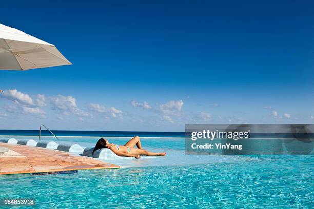 mujer relajante en turista resort, méxico-piscina de borde infinito - woman pool relax fotografías e imágenes de stock