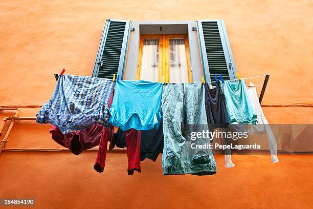 pendurar lavar roupa em itália - varal de roupa imagens e fotografias de stock