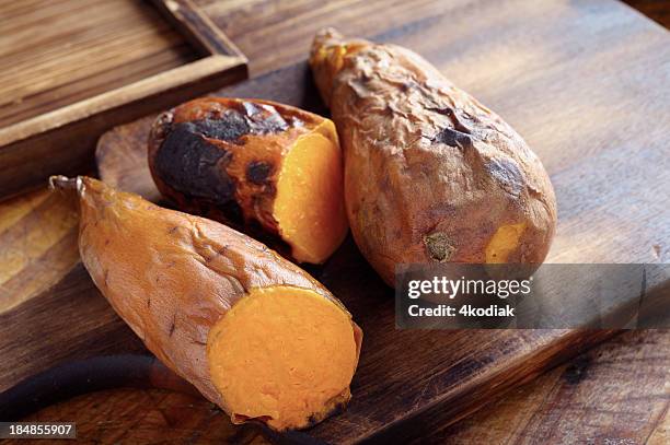 baked sweet potato - zoete aardappel stockfoto's en -beelden
