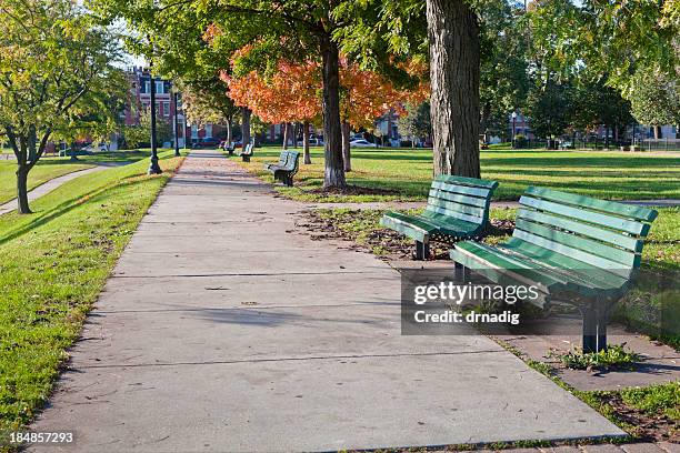 ボルチモアの連邦ヒル公園のベンチの歩道の裏地 - baltimore maryland ストックフォトと画像