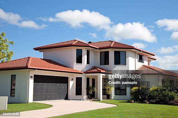 modern home front - beautiful house exterior stockfoto's en -beelden
