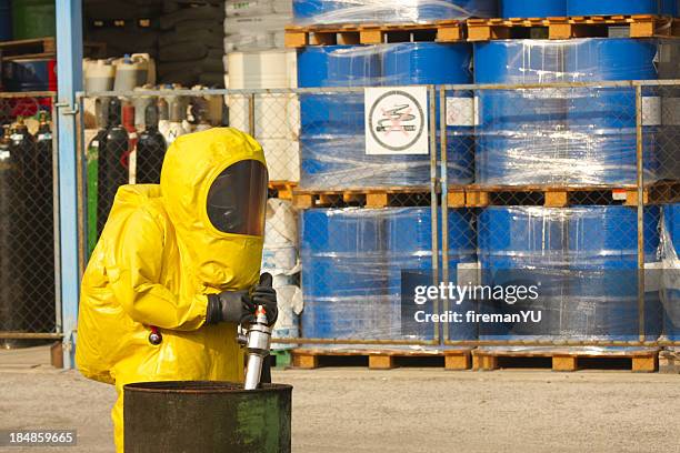 collecting hazardous material - bord gevaar stockfoto's en -beelden