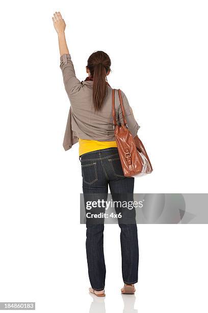 vue arrière d'une femme agitant sa main - mains en l'air photos et images de collection