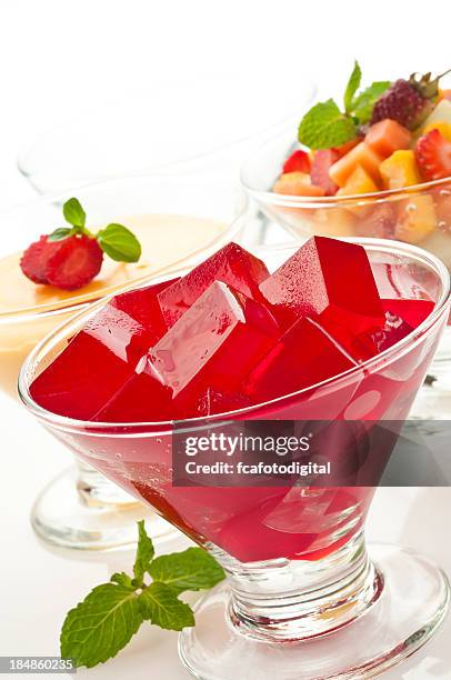 fresa jello postre - gelatin mold fotografías e imágenes de stock