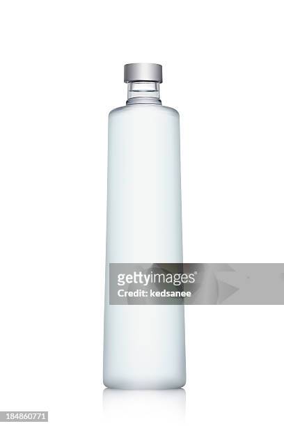 botella de agua aislado en blanco - hard liquor fotografías e imágenes de stock
