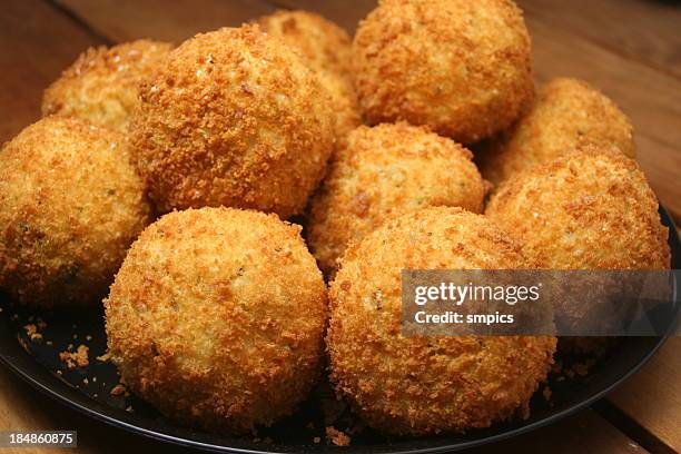 arancini (italiano bolas de arroz - croquette fotografías e imágenes de stock