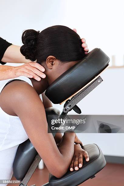 frau mit einer kopfmassage stuhl - massagestuhl stock-fotos und bilder