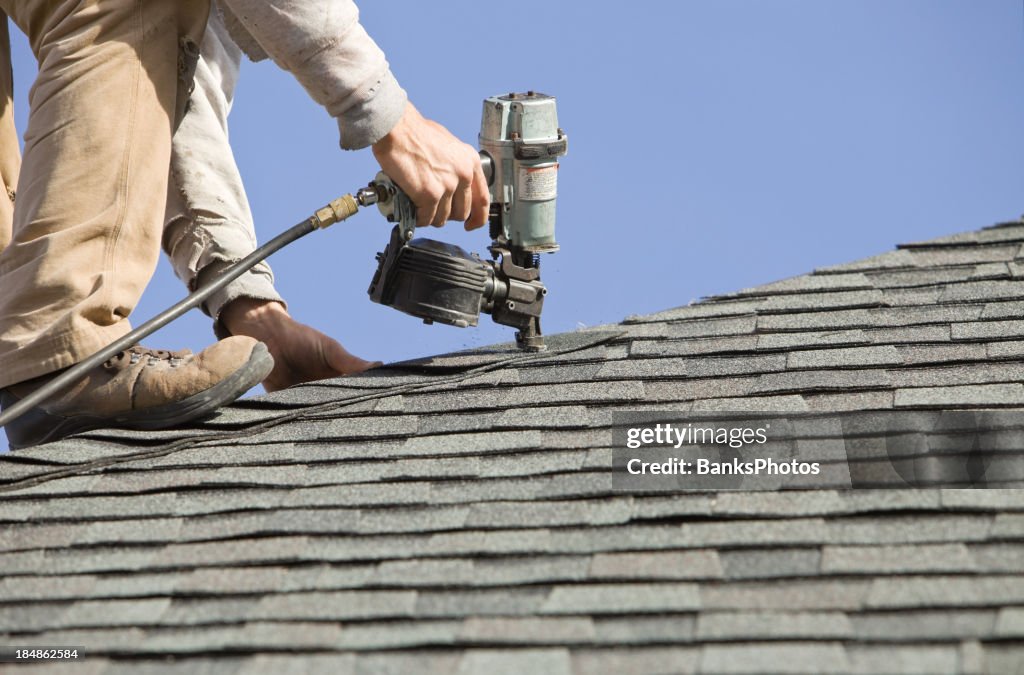 Dachdecker total an Kappe Shingle auf ein neues Haus Dach