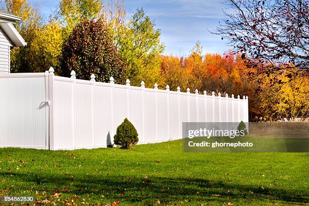 new white vinyl fence - schutting stockfoto's en -beelden