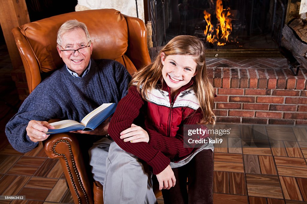 Mädchen und Großvater Lesung Kamin