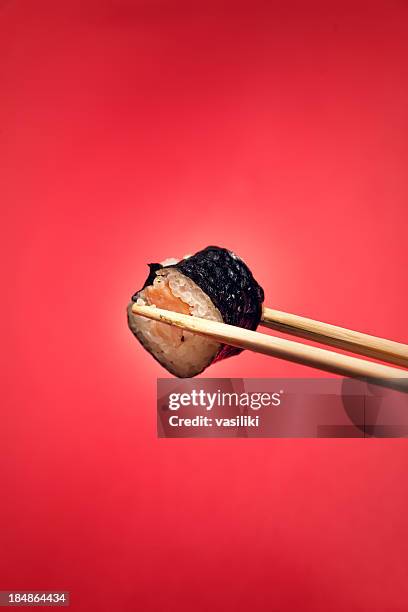 sushi e palitinhos - talher oriental - fotografias e filmes do acervo
