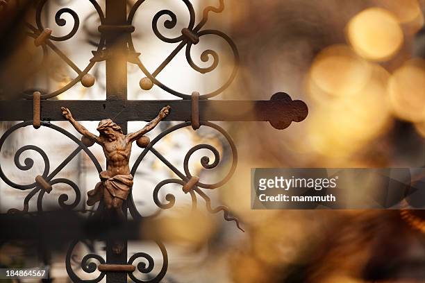 crucifixion - cross stockfoto's en -beelden