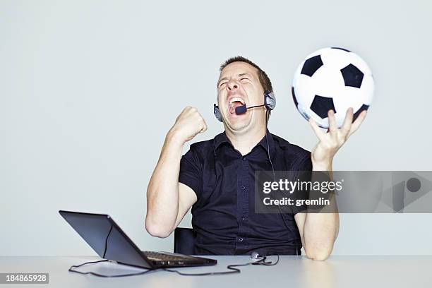 verzückt-kommentator - kommentator stock-fotos und bilder
