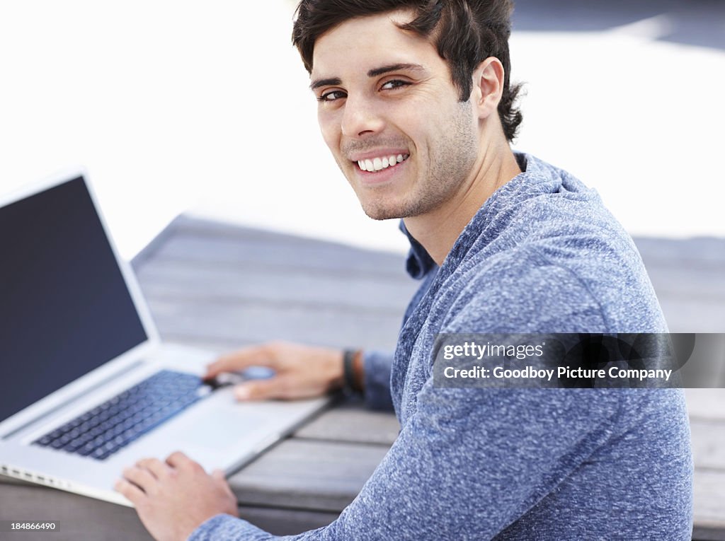 Jeune homme la navigation sur internet sur un ordinateur portable