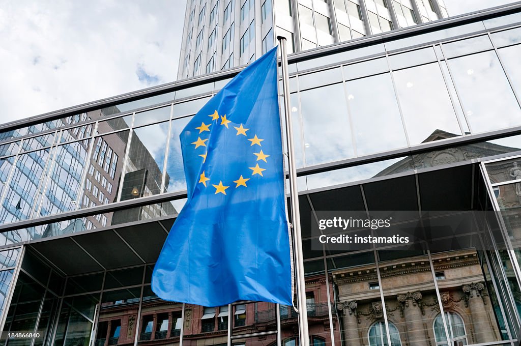 Europäische Union Flaggen vor den Eurotower in Frankfurt