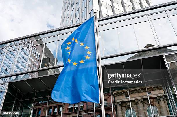 bandeira da união europeia, em frente ao eurotower em frankfurt - banco central europeu - fotografias e filmes do acervo