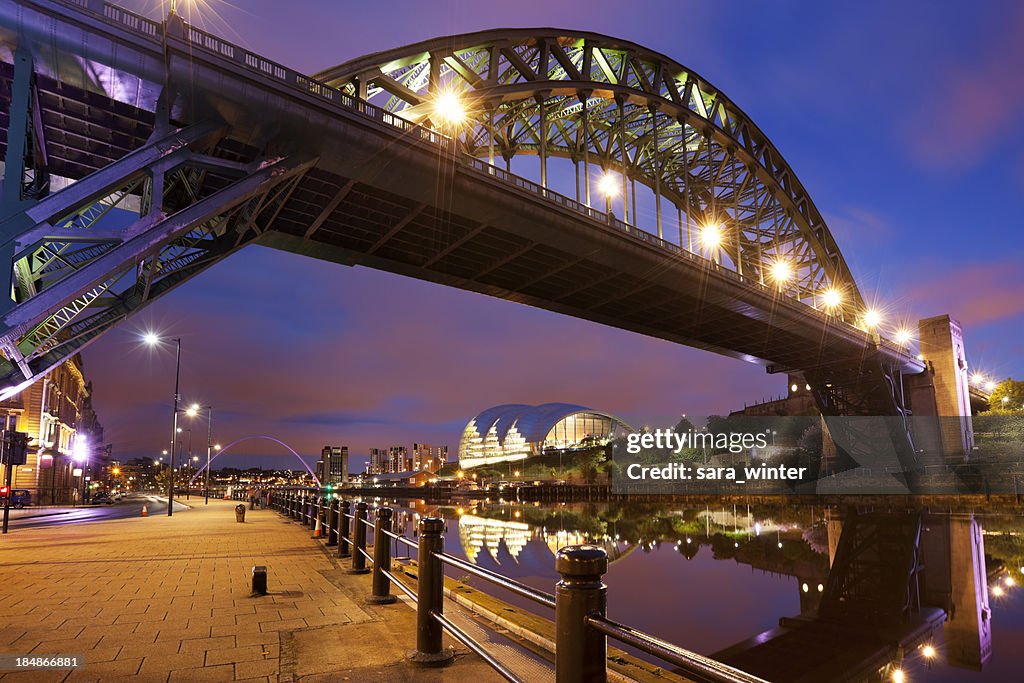 Brücken über den Fluss Tyne in Newcastle in England in der Nacht