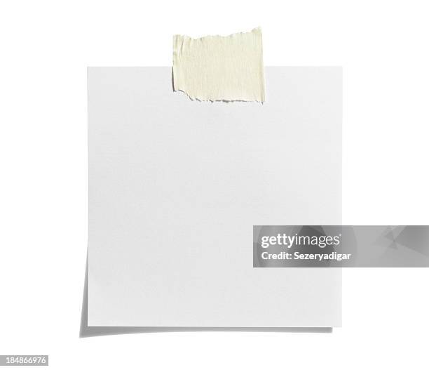 weiße zettel mit klebeband - klebezettel stock-fotos und bilder