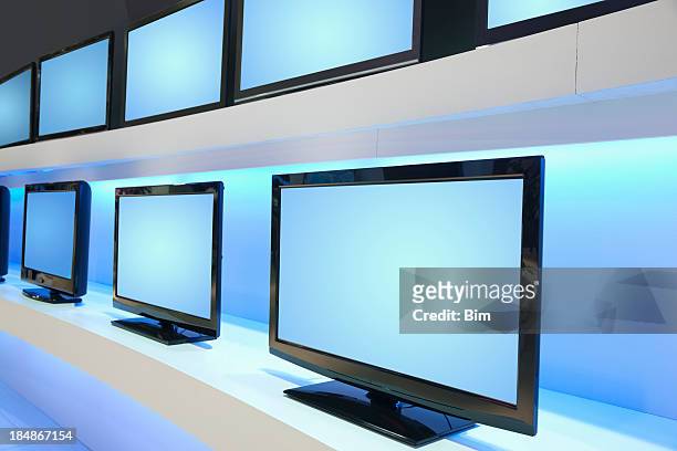 rows of lcd tvs in tv store - lcd television stockfoto's en -beelden