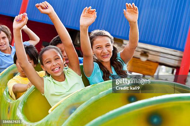 bambini cavalcare un ottovolante - montare-su-un-veicolo foto e immagini stock