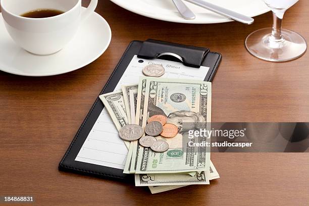 gast beim check-in mit bargeld und münze - pay restaurant stock-fotos und bilder