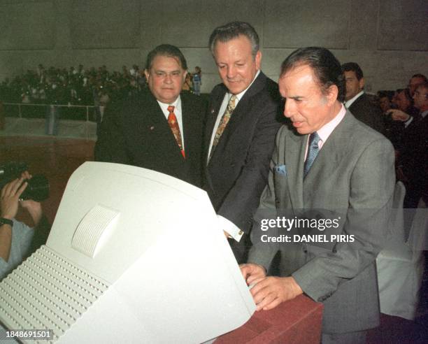 El presidente Argentino Carlos Saul Menem el presidente del Paraguay Juan Carlos Wasmosy y el presidente de la Entidad Binacional de Yacireta ,...