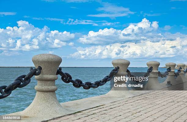 waterfront pilings, chains and brick walkway along lake erie - cleveland ohio stockfoto's en -beelden