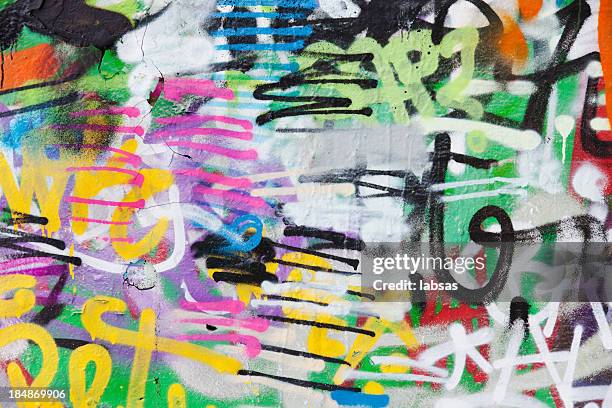 détail de graffiti peint illégalement sur les murs. - graffiti photos et images de collection