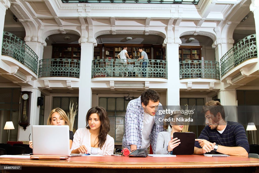 Estudiantes en la biblioteca