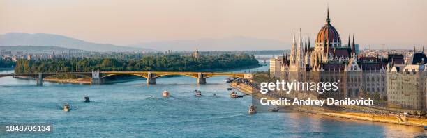 vista panorâmica de budapeste, hungria com o edifício do parlamento húngaro e o rio danúbio. - budapeste - fotografias e filmes do acervo