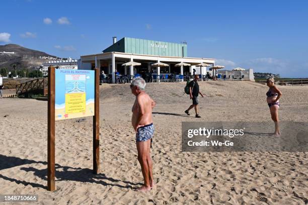 restaurante de praia / café saladar na praia el matorral, jandia, fuerteventura, espanha. - tomar el sol - fotografias e filmes do acervo