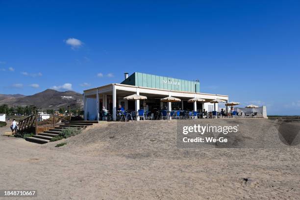 restaurante de praia / café saladar na praia el matorral, jandia, fuerteventura, espanha. - tomar el sol - fotografias e filmes do acervo