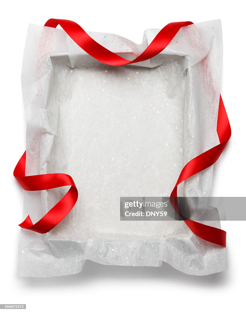 Ruban rouge drapé à vide boîte cadeau sur fond blanc