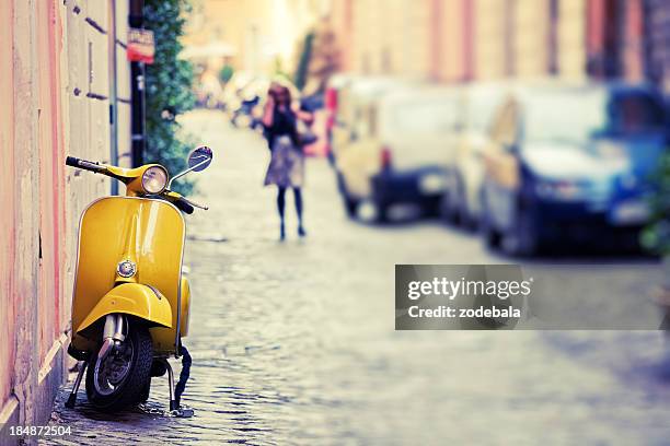 scooter vespa em roma, itália - lambreta imagens e fotografias de stock