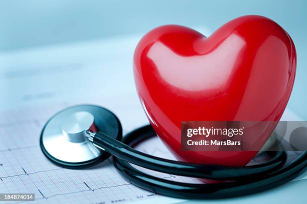 estetoscopio corazón, y en el ecg - stethoscope fotografías e imágenes de stock