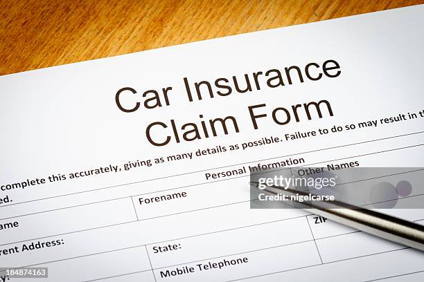 seguro de coche formulario de reclamación - car insurance fotografías e imágenes de stock