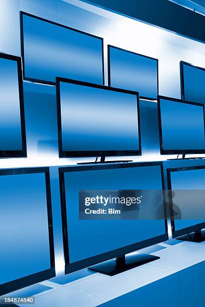 rows of lcd tvs in tv store - lcd television stockfoto's en -beelden