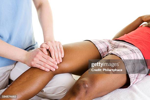 fisioterapia - black massage therapist fotografías e imágenes de stock
