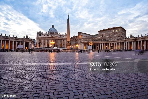 st. peter's basilica in vatican city in der abenddämmerung, rom - petersdom stock-fotos und bilder