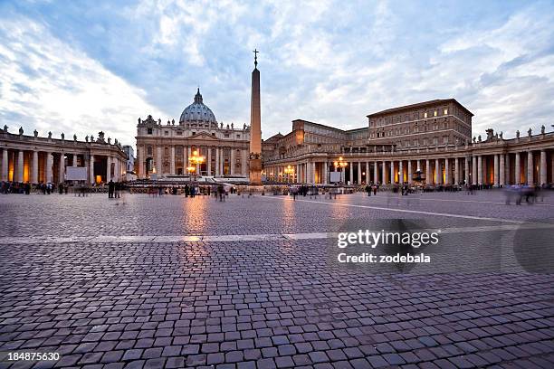 la basilique saint-pierre au vatican, rome, au crépuscule - vatican photos et images de collection