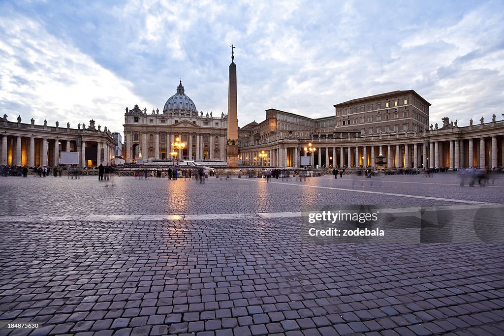 Basilica di San Pietro nella Città del Vaticano al crepuscolo, Roma